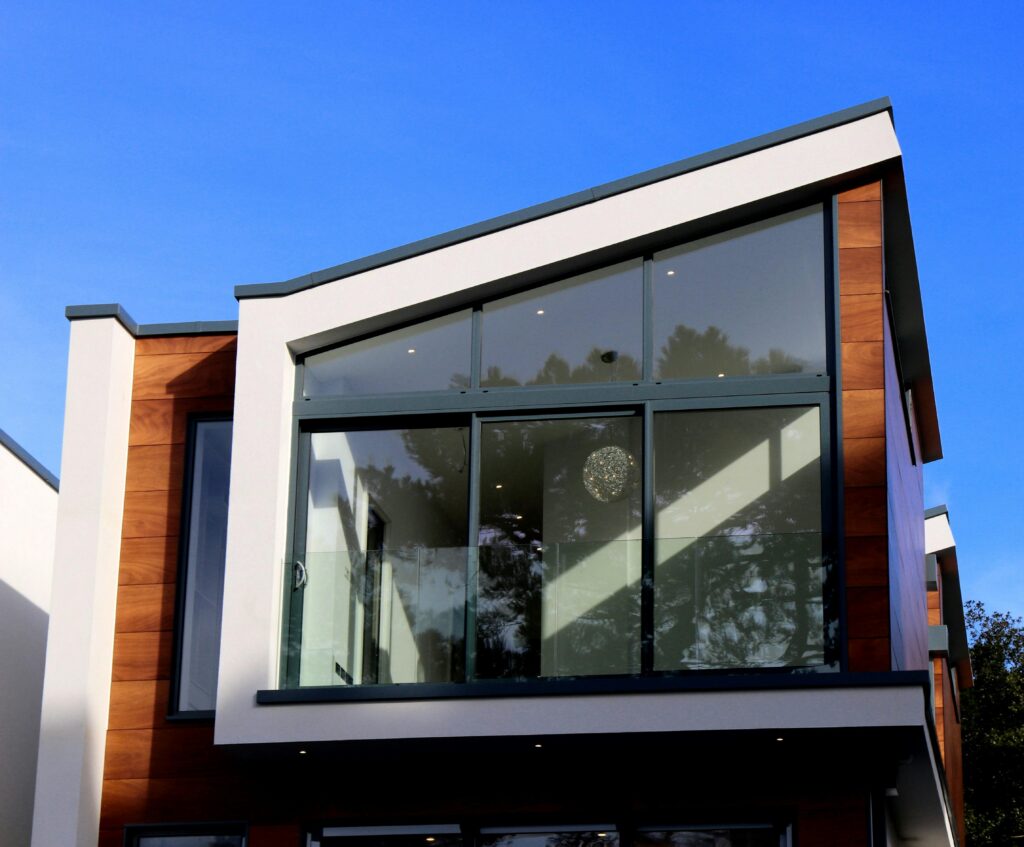 pexels-photo-323776-323776 Contemporary house in Poole, UK featuring a sleek design with large glass windows and wood paneling.